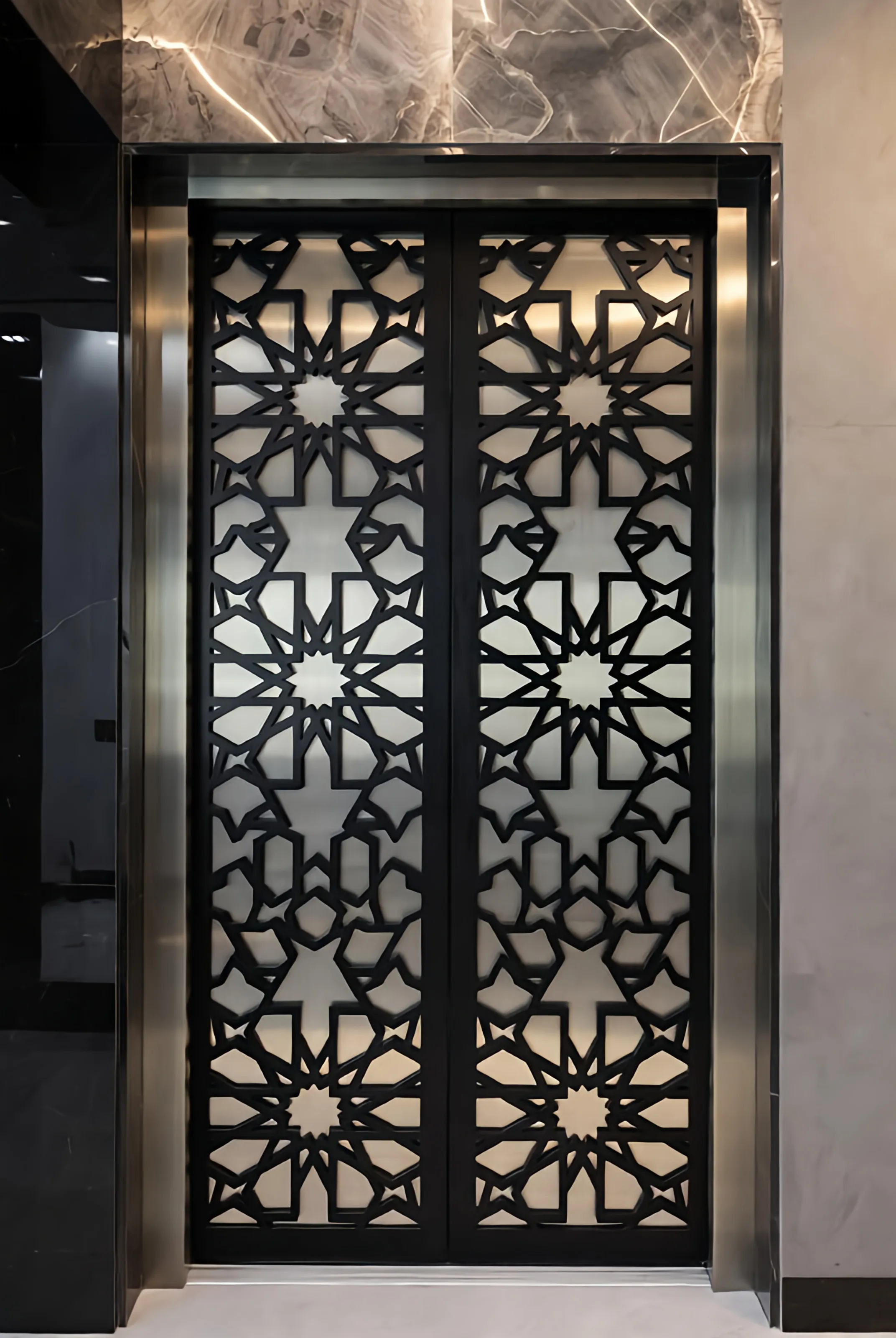 درب اتوماتیک آسانسور سانترال لیزرکات مشکی با طرح هندسی شاهین کابین